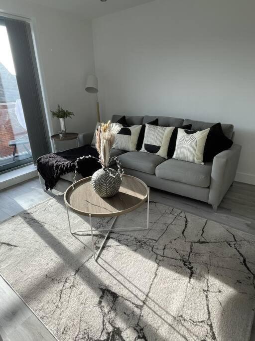 Modern And Cozy 2 Bed City Centre Apartment With Free Secure Parking Space Lichfield Bagian luar foto